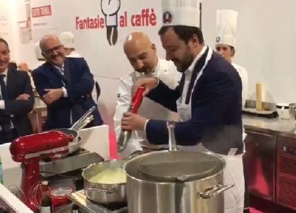 Salvini rimproverato dallo chef. E "sfancula" Berlusconi... VIDEO