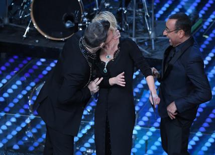Sanremo 2017: Robbie Williams bacia Maria De Filippi. E lei bacia Keanu Reeves