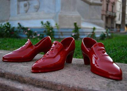 Violenza donne, il made in Italy in campo con le scarpette rosse in ceramica