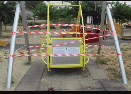 Altalena per disabili chiusa per protesta delle mamme di bambini "normodotati" Altalena per disabili chiusa per protesta delle mamme di bambini "normodotati"