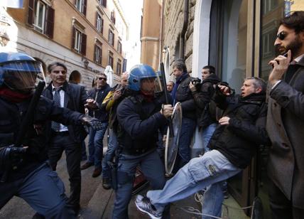Taxi, bombe carta e scontri a Roma. Raggi: "Io con voi". 4 fermati, 2 di Fn
