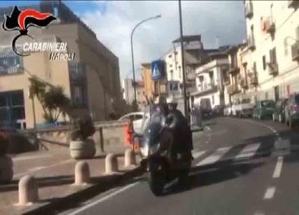 Coppia di fidanzati rapinava autisti a bordo di scooter, arrestati a Napoli Coppia di fidanzati rapinava autisti a bordo di scooter, arrestati a Napoli