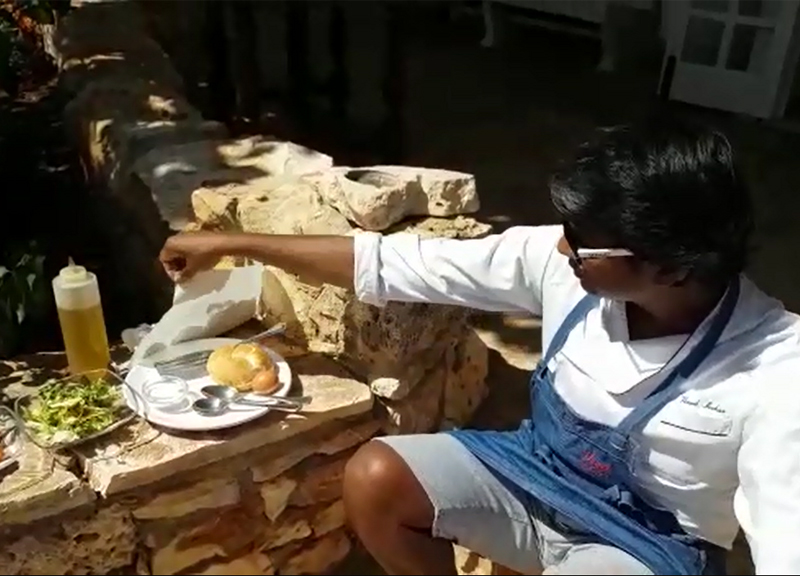 Vinod Sookar prepara l'uovo all'occhio di bue e "Lucifero pugliese". VIDEO