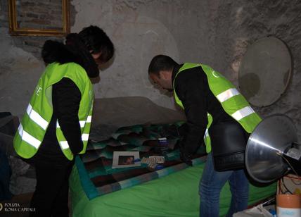 Lupanare nascosto nella cisterna romana: preservativi e un letto tra le anfore