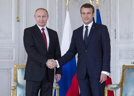 Macron in visita in Russia da Putin: così l'Europa si sta spostando verso Est