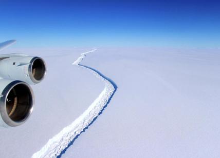 Ghiacci, si stacca gigantesco iceberg in Antartico. Il più grande della storia