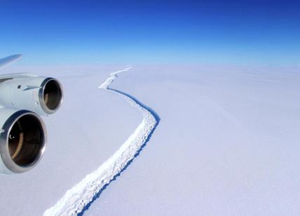 Ghiacci, si stacca gigantesco iceberg in Antartico. Il più grande della storia Ghiacci, si stacca gigantesco iceberg in Antartico. Il più grande della storia