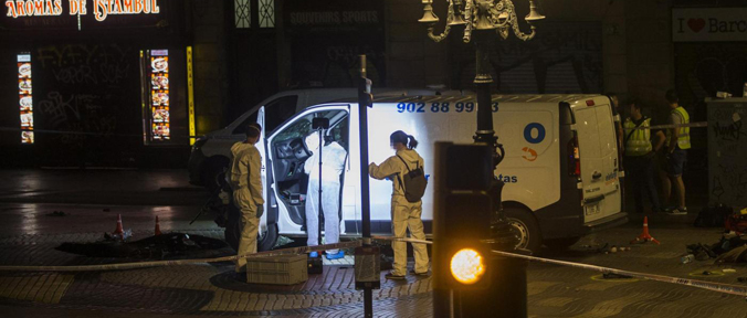 Barcellona, tir sulla Rambla: 1 italiano tra i 13 morti Altro attentato a Cambrils: uccisi in 5. Caos indagini Il killer in fuga è il 18enne marocchino Moussa Oubakir