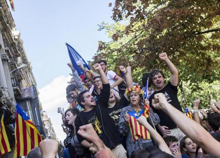 La Catalogna dichiara l'indipendenza. Rajoy commissaria Barcellona