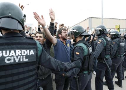 Catalogna, Puigdemont rischia il carcere. Ma l'Ue: "Indagine sulle violenze"