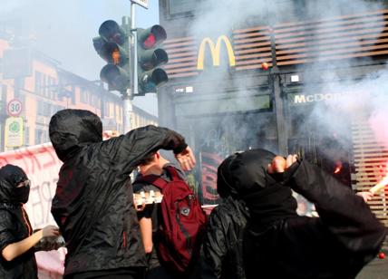 Alternanza scuola-lavoro, studenti in corteo a Milano Alternanza scuola-lavoro, studenti in corteo a Milano