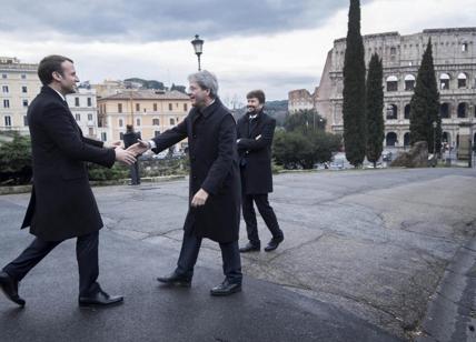 Macron-Gentiloni, nasce l'asse Italia-Francia. Endorsement al premier. Video
