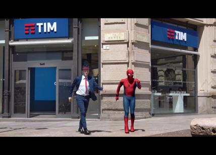 Spiderman e Mina star Tim. Musica e ballo nel nuovo spot con Sven Otten