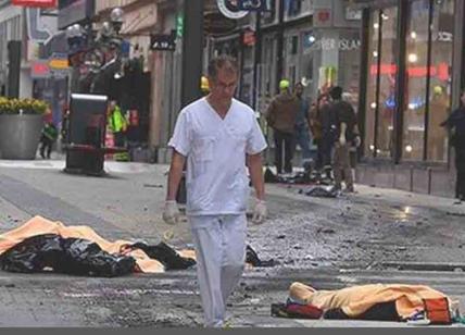 Stoccolma, furgone sulla folla: 3 morti. Un arresto: "Sono stato io"