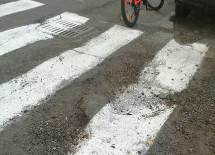 Roma, l'ultima follia: strisce pedonali dipinte sulle buche nell'asfalto