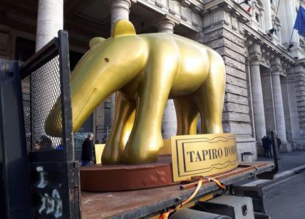Tapiro d'oro gigante in via del Corso: Striscia la Notizia insegue Minniti