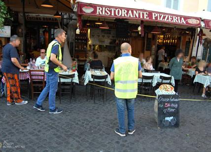 Tavolini abusivi e ombrelloni rubano 100mq di piazza a Campo dei Fiori