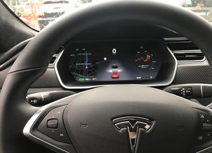 Tesla, auto a guida autonoma investe volante della polizia ferma