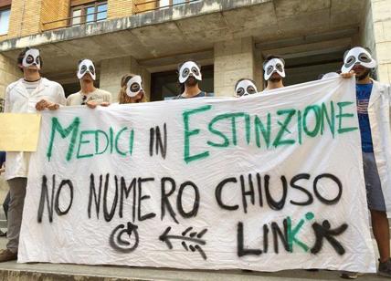 Test Medicina, flash mob di protesta alla Sapienza contro il numero chiuso