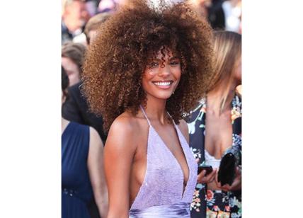 Tina Kunakey, fidanzata di Cassel, scalda Cannes. Paris Hilton? Seno esplosivo