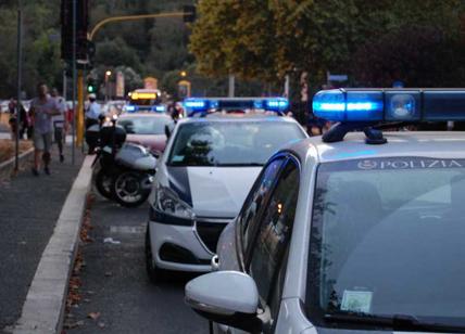 Ubriaca danneggia le auto in sosta con un coltello e aggredisce i poliziotti
