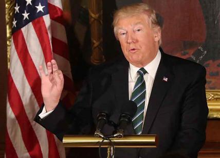 Trump farfuglia durante un discorso e i social impazziscono: "Ha la dentiera"
