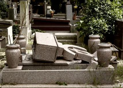 Tombe Verano, cimitero profanato e lapidi distrutte: presi 4 adolescenti
