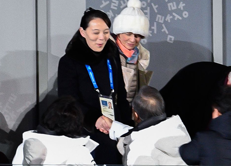 Olimpiadi invernali sorella Kim Yo Jong stretta mano presidente corea ape