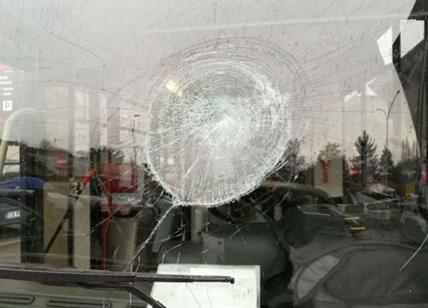 “La bici sul bus non può salire”, passeggero spacca un vetro e ferisce autista