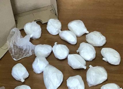 Nascondevano 1 kg di cocaina nei vestiti dei figli: genitori pusher arrestati