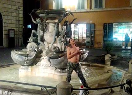 Gabriele Paolini nudo nella fontana: bagno notturno per il provocatore tv