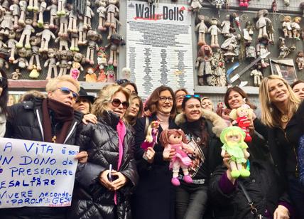 Milano, incendio al muro delle bambole: due denunce