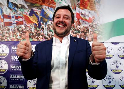 Governo: Salvini asso pigliatutto è ora il politico più popolare in Italia