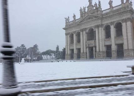 Neve a Roma, la città si ferma. Scuole chiuse. Raggi in Messico, è polemica