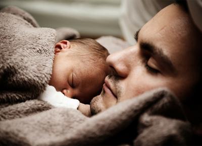Padre figlio neonato ape