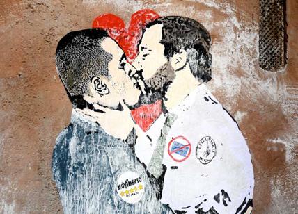 Salvini e Di Maio si baciano: a Montecitorio appare un murales choc