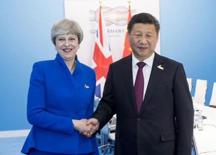 Theresa May seduce la Cina: non parla di diritti umani e accordo post Brexit