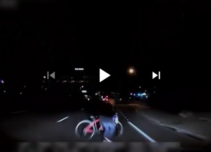 Uber: filmato l'incidente mortale. Il guidatore umano è nel panico