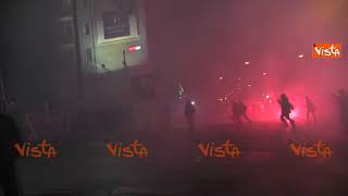Scontri per Casapound a Napoli, centri sociali lanciano bombe carta contro la Polizia