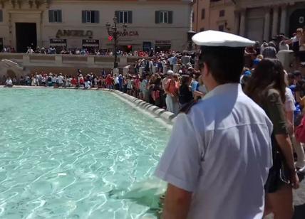Roma, bagno nella fontane: multe a 3 turisti. Sanzionati anche 2 centurioni