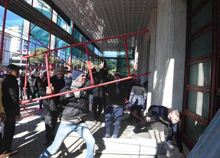 Albania, assalto alla sede del governo. Opposizione in piazza a Tirana