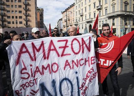 Amazon, i driver lombardi fermano le consegne e scendono in piazza. FOTO