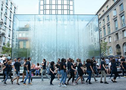 24enne francese fa il bagno nuda nella fontana dell'Apple Store