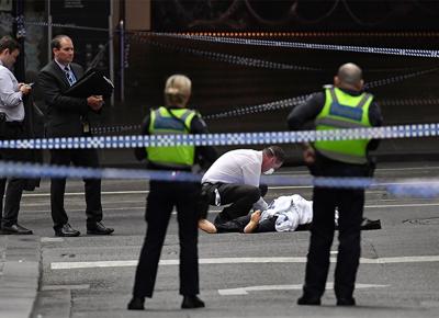 Australia assalto in strada con il coltello a Melbourne ape 15