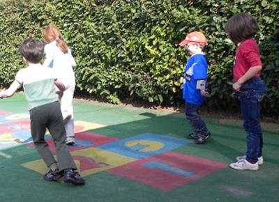 bambini cortile condominio
