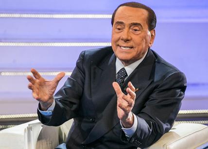 Cdx in piazza. Forza Italia raccoglie firme per Berlusconi senatore a vita