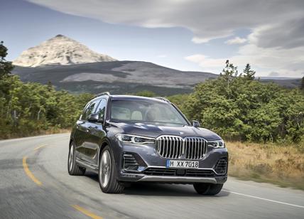 Nuova BMW X7, non passa inosservato