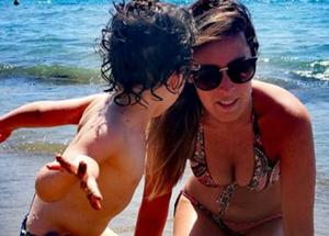 Boschi sexy "guerriera" al mare Ecco le vacanze dei politici