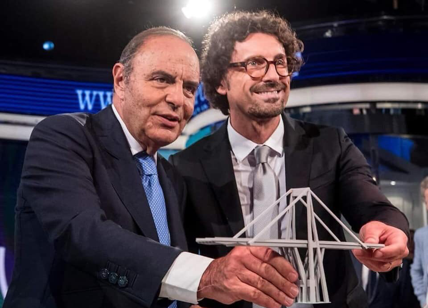 Bruno Vespa-Toninelli sorridono davanti al plastico del ponte Morandi: the show must go on