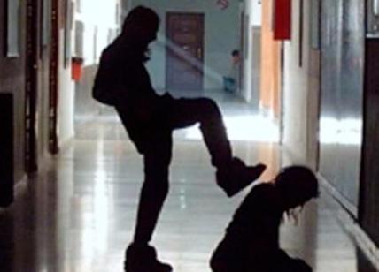 Bullismo, 16enne arrestato a Cusano: calci e pugni ai compagni di classe